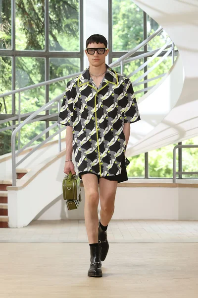 Look 16